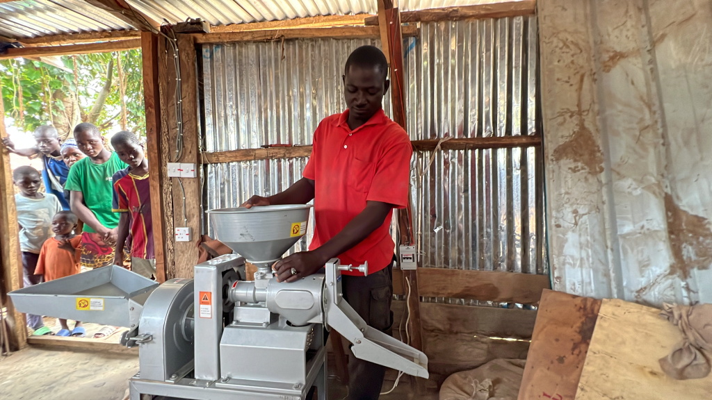 Minigrid customer using rice milling machine (credit – Husk Power) (1)