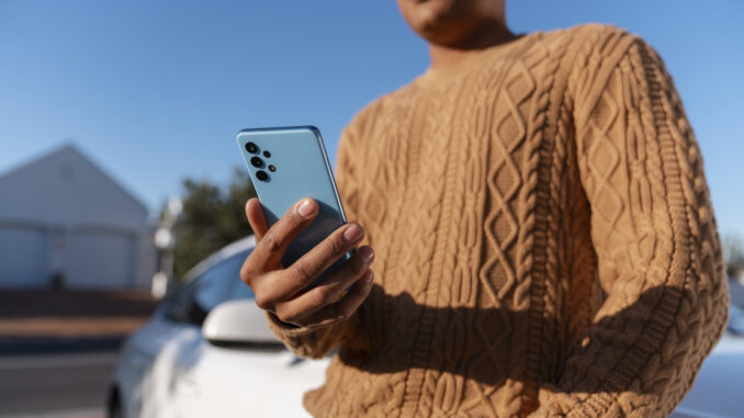 side-view-man-using-smartphone-outdoors